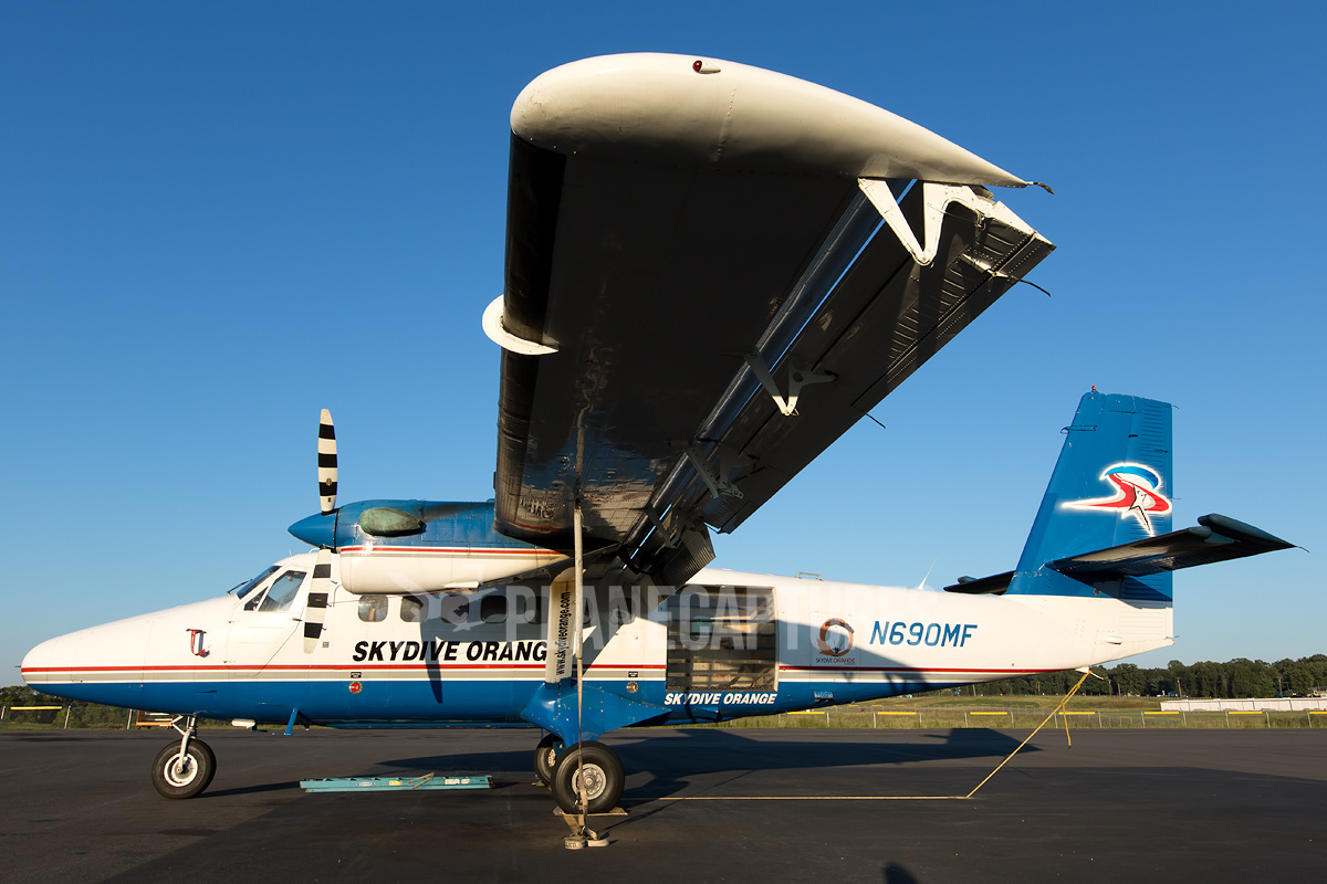 Skydive Orange De Havilland Canada DHC-6-200 Twin Otter N690MF